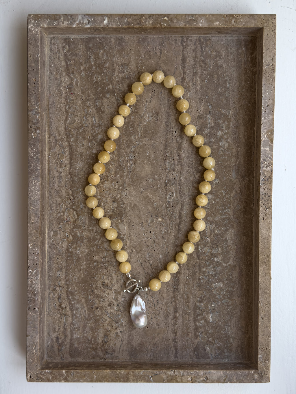 Sonni yellow jade and freshwater pearl sterling silver necklace – SAKRI